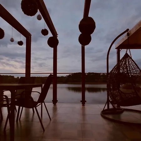 Dom Nad Jeziorem Stacja Hartowiec Holiday home Grodziczno