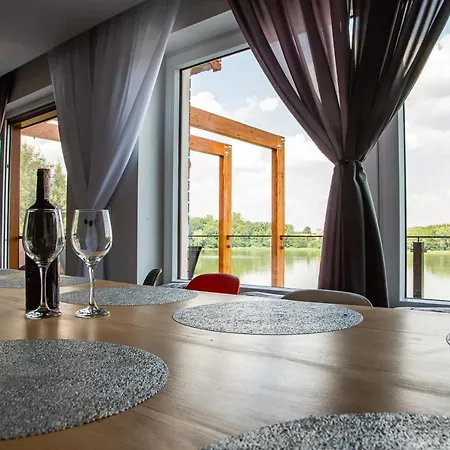 Dom Nad Jeziorem Stacja Hartowiec 펜션 *